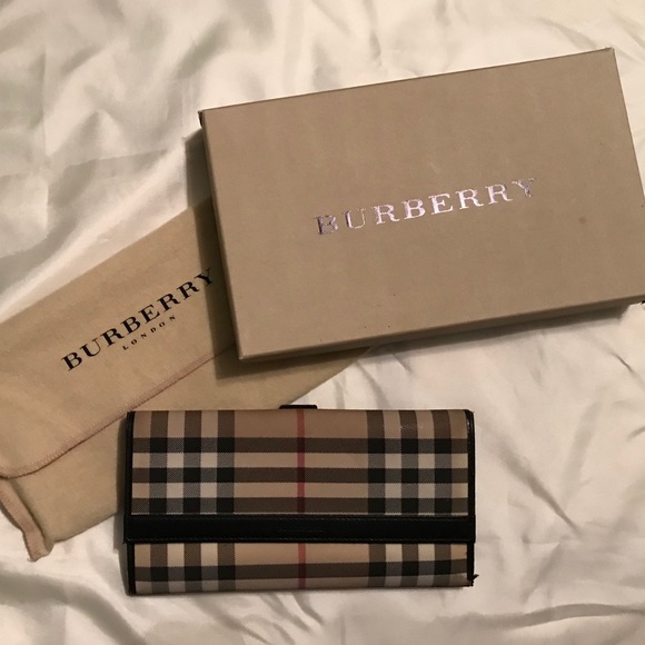 Burberry Handbags - Burberry classic check wallet